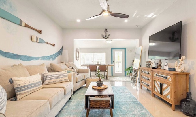 Central Fort Lauderdale Casa | Central Nautical Themed 4 bed 2 bath Home