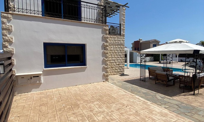 Protaras Villa | Central de Protaras, ningún coche es necesario. WIFI y televisión del Reino Unido. Muy cerca de la playa.