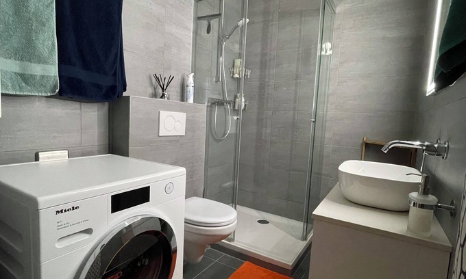 Noes Apartamento | Central & quiet 1-bed flat - parking / pool / WiFi / balcony / 4' to gondola