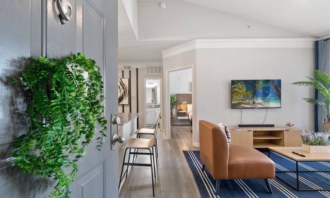 Far North Dallas Apartamento | Central Ritzy Getaway with King Bed, Free Parking and Drinking Water Provided.