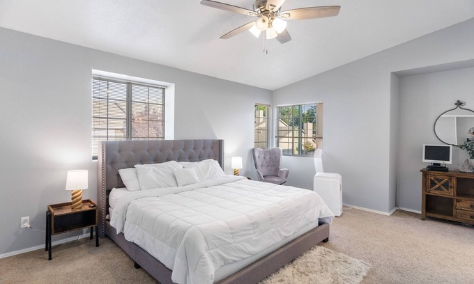 Sacramento Casa | Central Sacramento Home ♛Queen Beds - Clse Hwys** take a look!