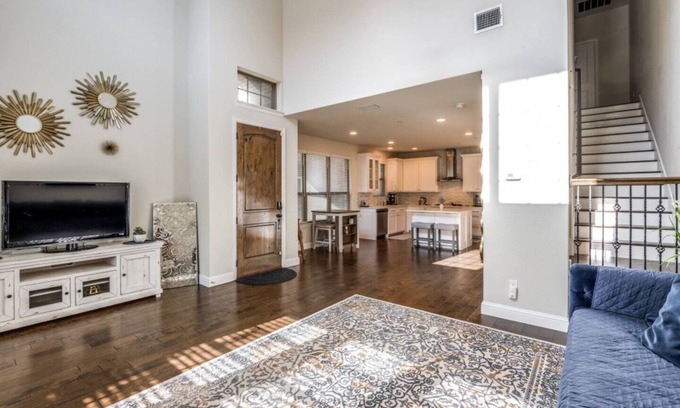 Northeast Carrollton Casa | Central - Spacious Townhome
