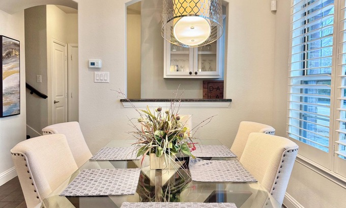 Northeast Carrollton Casa | Central - Spacious Townhome