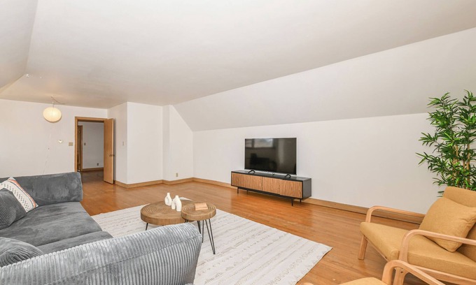Wauwatosa Apartamento | Central Spacious Unit: Pet Friendly W/ King Bed