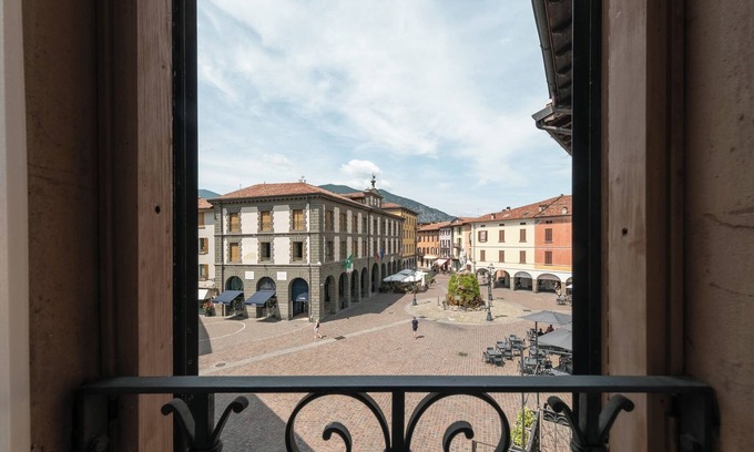Iseo Apartamento | Central square - One Bedroom Apartment, Sleeps 3
