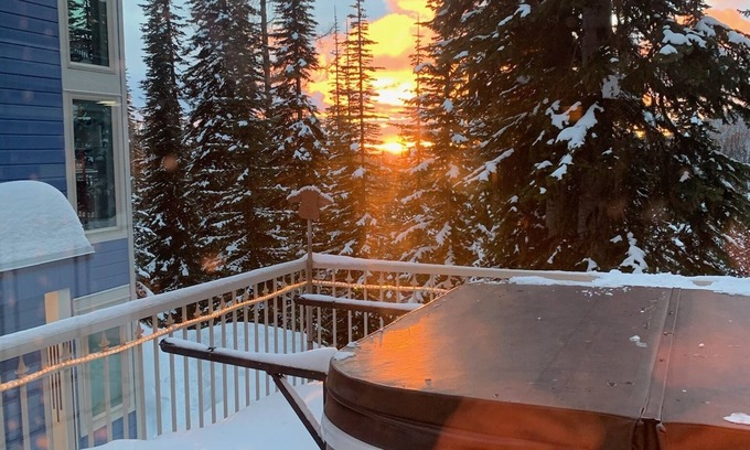 Silver Star Mountain Chalet De Esquí | Central Station - perfectly located for Winter games and Summer fun.