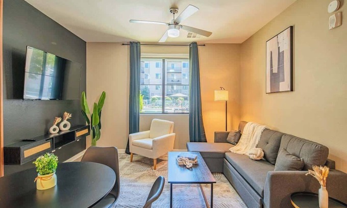 Orange Heights Apartamento | Uptown Escape | Gym, Pool, W/D, Self Check-In