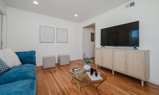 Civil Rights Historic District Condominio | Central Suite C - 2 Bedrooms/King Bed/Parking