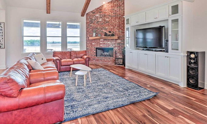McDade Casa | Central Texas Home w/ Rolling Pasture Views!