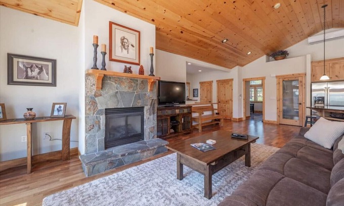 Truckee Casa | Central Truckee Ski Lease!