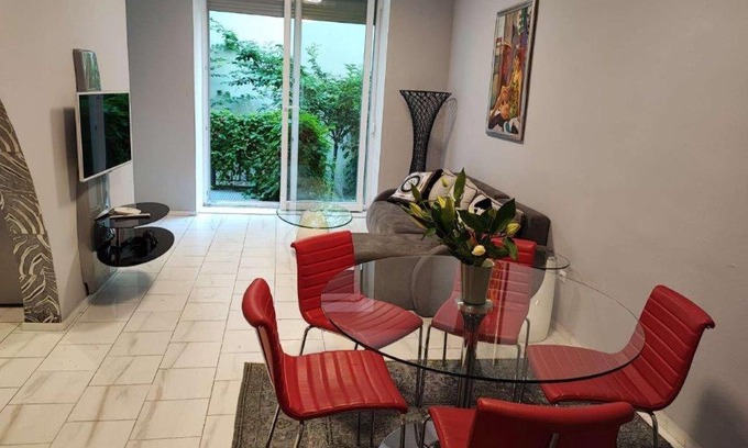 Wieden Apartamento | Central Vienna Apartment with unique 40m2 city garden & self check in
