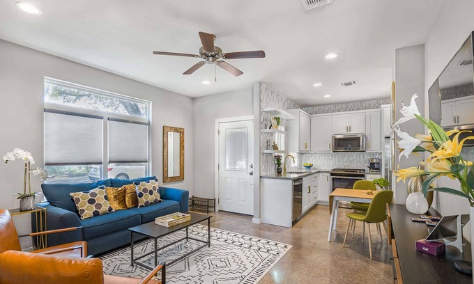 North Loop Casa | Central, Walkable, Close to UT! | The Loop