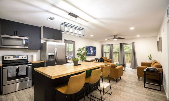 Grogan's Mill Casa | Central Woodlands. Outdoor deck, dining, & grill! Newly Remodeled.