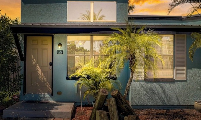 New Smyrna Beach Condominio | Centrally located 2 Bedroom, 1 bath Water front condo in New Smyrna Beach!