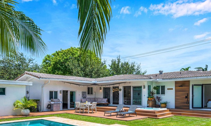 Victoria Park Casa | Centrally Located | Heated pool | Lush Tropical Surrounding | Oasis Key | RESlDENCES