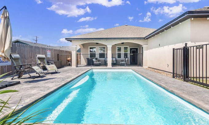 Bay Area Cabina | Centrally located Villa by the Bay with private pool.