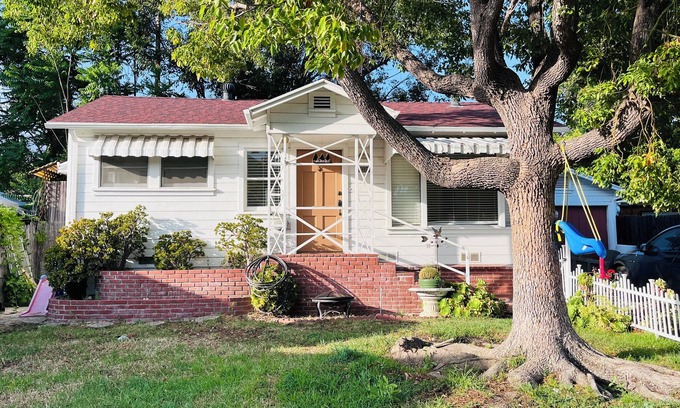 La Crescenta Casa | Centrally Located 2-bedroom, 1-bath Cottage with Mountain Views & Private Deck