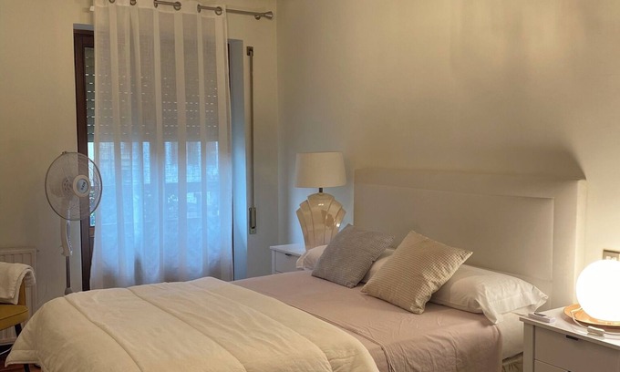 Zumarraga Apartamento | Centrally located 3 bedroom apartment with balcony, facing the church of Zumarraga.