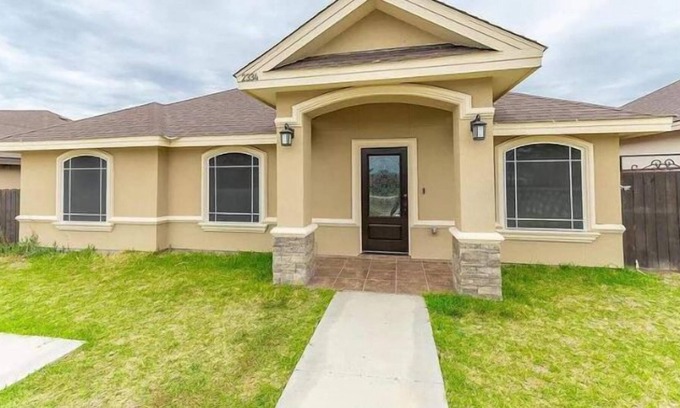 Eagle Pass Casa | Centrally located 3 bedroom house in prestige neighborhood