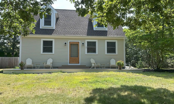 Oak Bluffs Casa | Centrally-located 3-bedroom house in Oak Bluffs with Expansive Yard