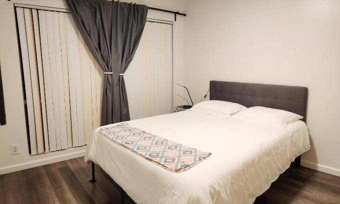 East Hemet Casa | Centrally Located, 4x Queen, 300 MBPS Internet with Backyard!
