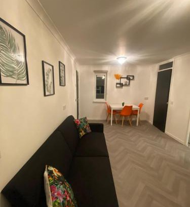 Walsall Apartamento | Centrally Located Apt with Parking