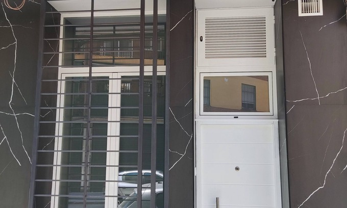 Ciudad Jardin Apartamento | Centrally located, at street level and next to bus and train stations.
