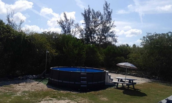Farmer's Hill Casa | Centrally located family oriented near grocery store, airport, and beach