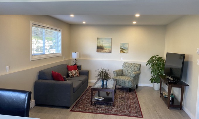 Powell River Apartamento | Centrally located one bedroom with ocean view