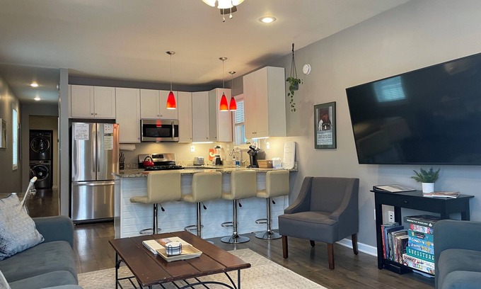 Oakley Cabaña | Centrally located close to downtown and Clifton hospitals area.