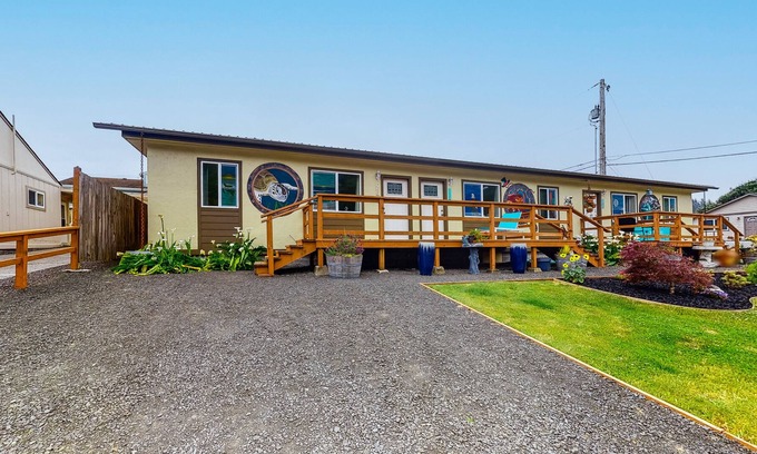 Winchester Bay Condominio | ¡nuevo Listado! Condo Centralmente Ubicado w / Cubierta Grande - Cerca de las Dunas, 1 Perro OK!