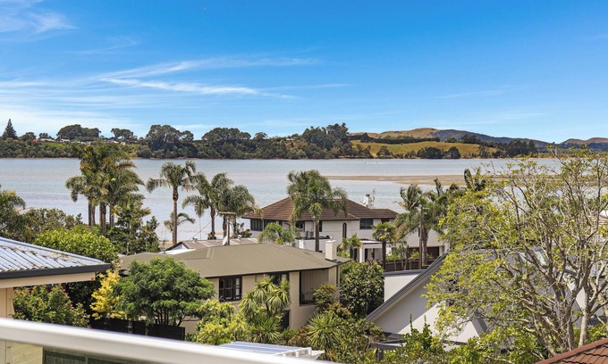 Tauranga Casa | Centrally located family friendly house with stunning views.