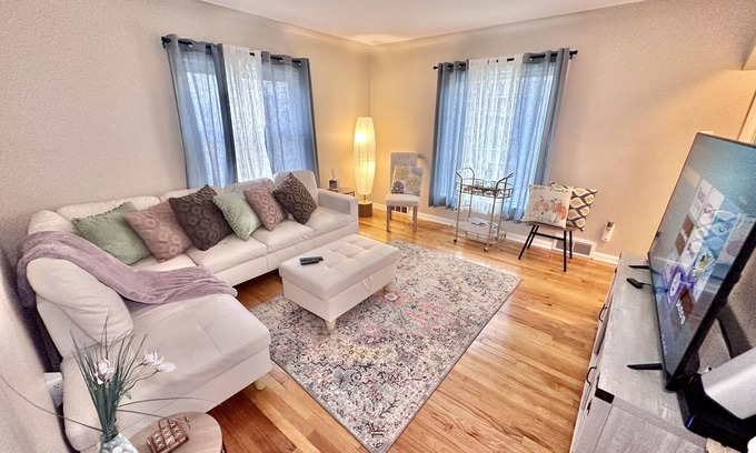 Roseville Casa | Centrally Located Farmhouse Bungalow - 58” Tv 600 wifi