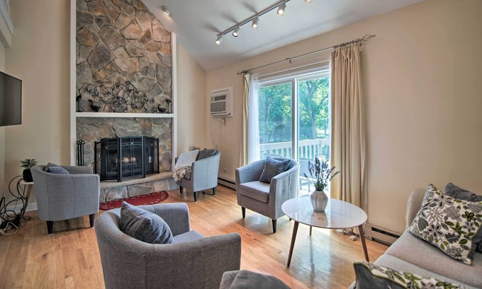Gurnee Casa | Centrally Located Gurnee Townhome w/ Deck!