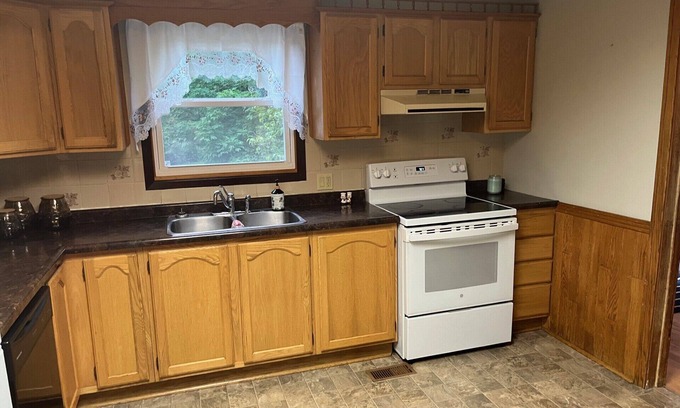 Bridgewater Casa | Centrally located in Bridgewater 3 bedroom Century home!