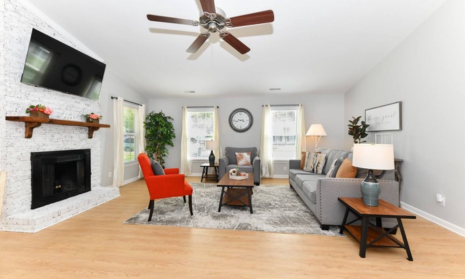 Greensboro Casa | Centrally Located ~ King Bed ~ Equipped for Long Stays