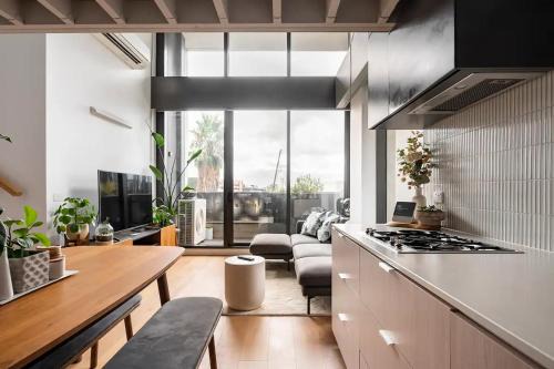 Docklands Apartamento | Centrally Located Modern Loft w Free Parking, Infinity Pool, Workspace