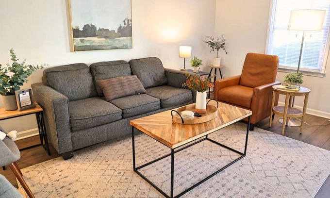Southwest Raleigh Casa | Centrally Located Modern Cary Townhome