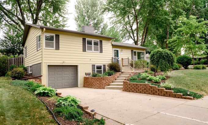 Sioux Falls Casa | Centrally located, spacious, updated home with room to Entertain!