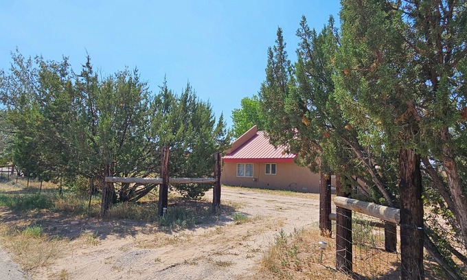 Espanola Casa | Centrally-located, sweeping mountain views!