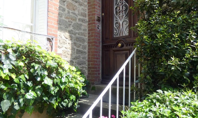 Dinan Casa | Centrally Located Traditional Townhouse With Modern Amenities and Pretty Garden
