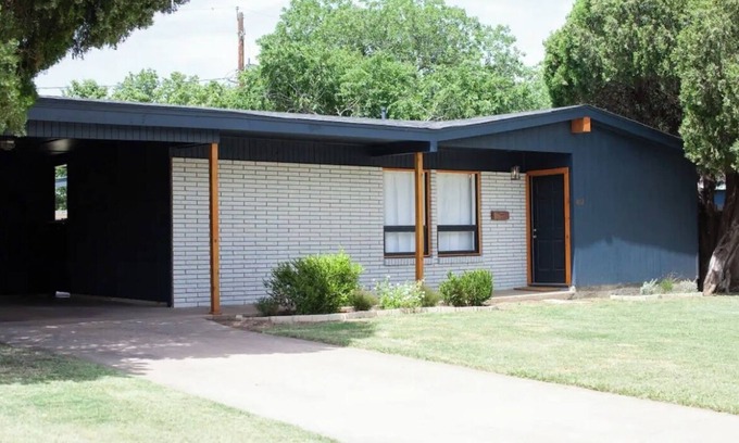 Wichita Falls Casa | Centrally Located Mid-Century Modern Home