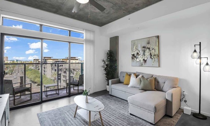 Evans Churchill Apartamento | Centric 1BR In HEART of DTPHX Free Garage Parking