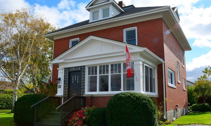 Goderich Casa | Casa centenaria de ladrillo rojo de 4 dormitorios ubicada en la ciudad más bonita de Canadá