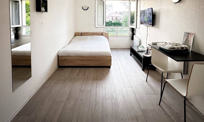 Cergy Apartamento | Vrbo Property