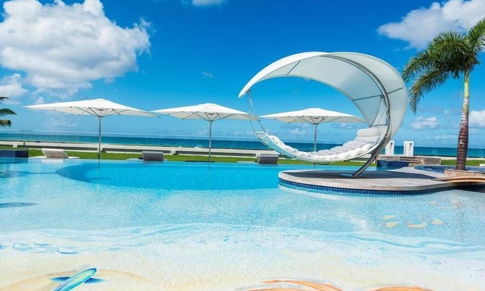 Plum Bay Villa | Opulencia total en la playa, piscina climatizada enorme, bar hundido, sistema de sonido en todo el hotel, servicio VIP
