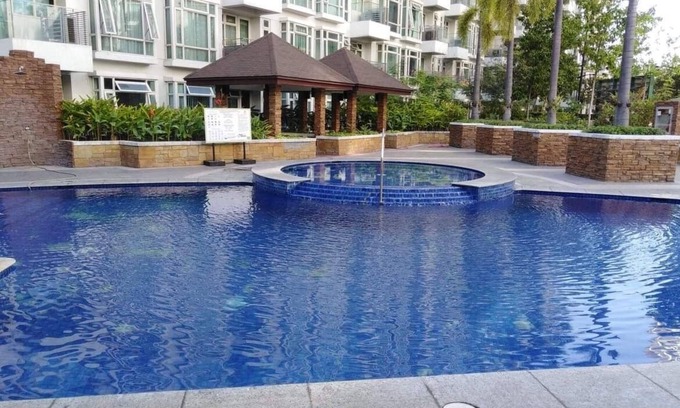 Pasay Condominio | CF10C The Parkside Villas, habitación familiar con cocina, comedor, sala de estar y balcón