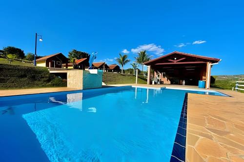 Atibaia Chalet De Esquí | Chácara com 4 Chalés, grande piscina e muito verde