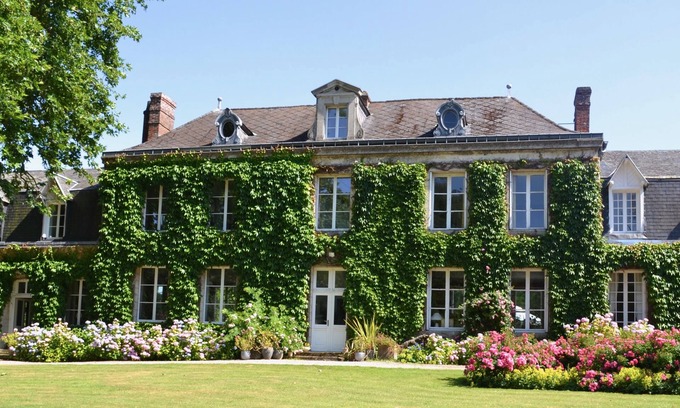 Maisnieres Otro | Château D'harcelaines