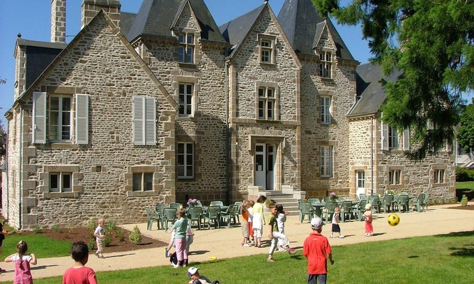 St Denis de Gastines Cama Y Desayuno | Château du Bourg